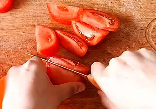 нарезание красных томатов
