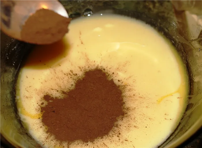 Растопить какао-масло и добавить кэроб