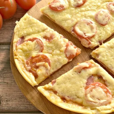 Пицца в мультиварке с колбасой и сыром из слоеного теста - рецепт с фото