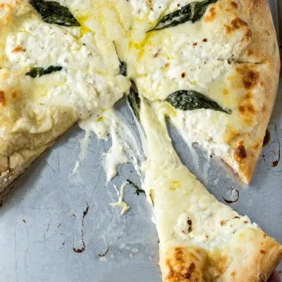 Домашняя сырная пицца с чесночным соусом - рецепт с фото