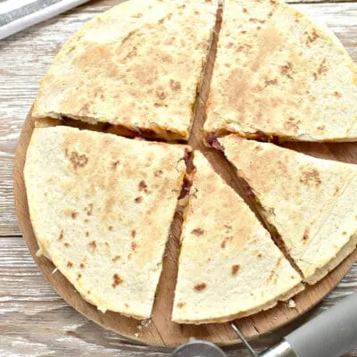 Закрытая пицца на сковороде из тортильи - рецепт с фото