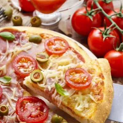 Итальянская пицца с помидорами и прошутто - рецепт с фото