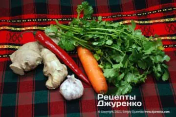 Овощи и зелень для салата.