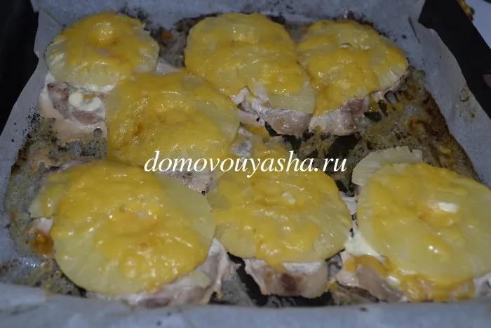 Отбивные из свинины в духовке с ананасами и сыром