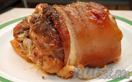 Выложить свинину, запеченную с чесноком в духовке, на блюдо и остудить.