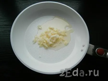 Очищенный репчатый лук мелко нарезать, поместить в сковороду с растительным маслом.