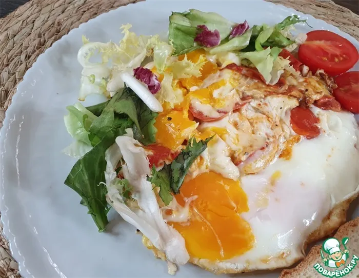 Рецепт: Яичница с помидорами и сыром