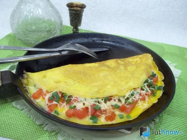 Готовая яичница по-турецки с помидором и сыром