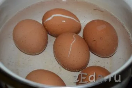 Яйца кладем в холодную воду, ставим на огонь и варим их с момента закипания 10-12 минут на небольшом огне.