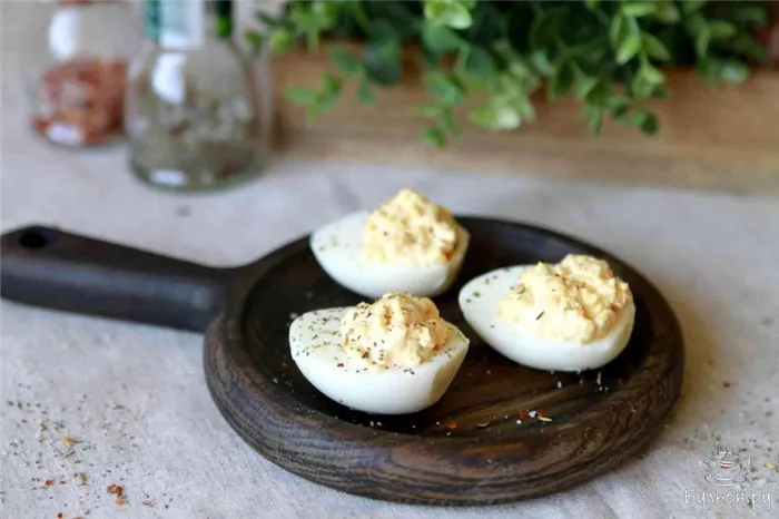 Фаршированные яйца с желтком и чесноком - пошаговый рецепт с фото