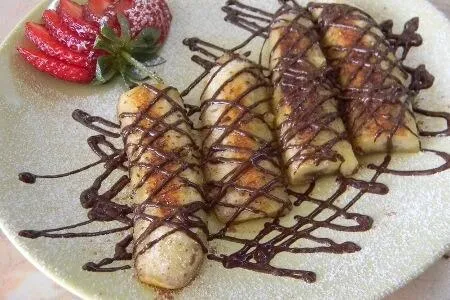 Вкусненькие жареные бананы с шоколадом - рецепт и фото