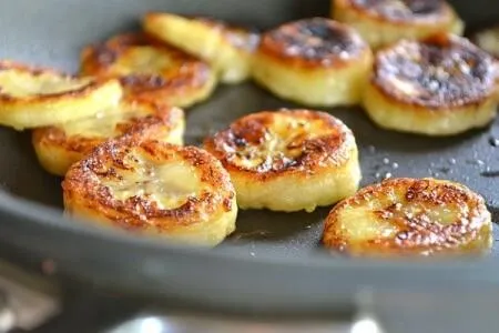Жареные бананы с медом - рецепт и фото