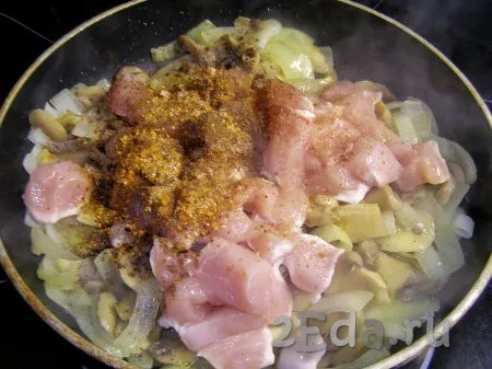 Кладём в сковородку куриное филе, добавляем соль (у меня адыгейская), приправу для курицы, чёрный свежемолотый перец по вкусу.