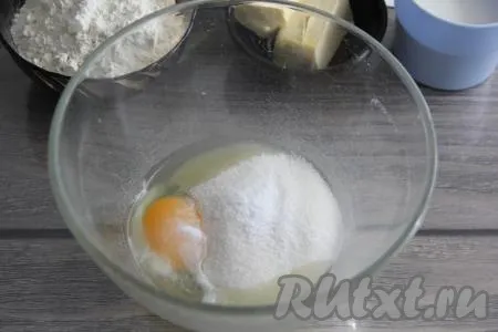 В объёмной миске соединить сахар, сырое яйцо, соль и ванилин.