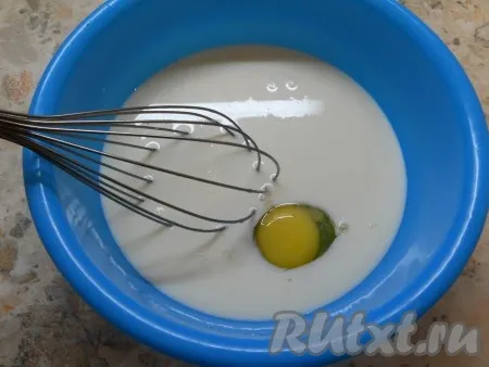 Для приготовления блинчиков: молоко комнатной температуры разбавить водой, добавить яйцо, соль, сахар и соду. Тщательно взбить венчиком.