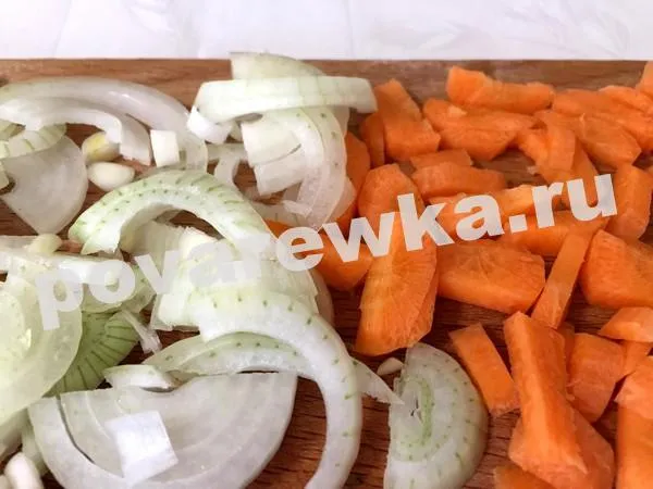 Блинчики с мясом и рисом: луком и морковью