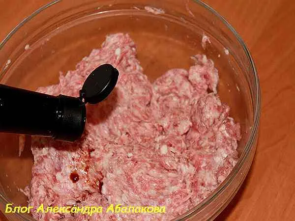 добавить в фарш из свинины соевый соус