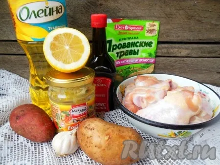 Для приготовление куриных крылышек, запеченных с картошкой в духовке, понадобятся вот такие ингредиенты.