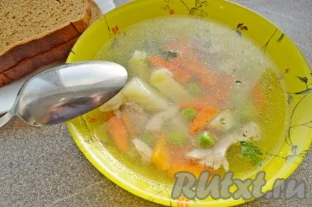 Куриный суп с замороженным зелёным горошком