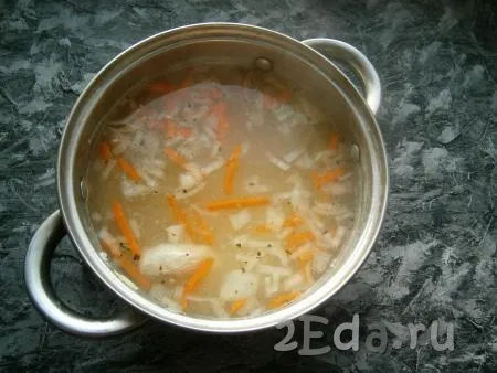 Выложить картофель в кастрюлю, дать закипеть. Далее добавить нарезанную соломкой (или брусочками) морковь и нарезанный кусочками лук, после закипания варить суп на небольшом огне около 20 минут (до готовности картошки). Затем всыпать в куриный суп специи, влить немного растительного масла, если нужно, досолите суп.
