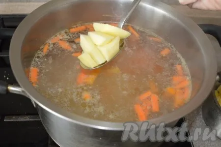 Затем в суп добавить нарезанную картошку. 