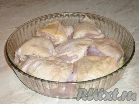 Курицу, разделив на порционные кусочки, вымыть, обсушить и натереть солью и перцем. Выложить мясо поверх кабачков. Отправить нашу форму в разогретую до 180 градусов духовку на 20 минут. 
