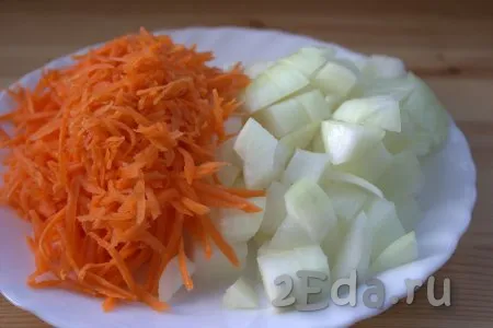 Морковку и луковицу очистить. Морковь натереть на средней тёрке, нарезать на мелкие кубики лук.