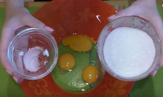 Смешиваем яйца с сахаром
