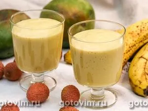 Молочный коктейль с мороженым, бананом и манго
