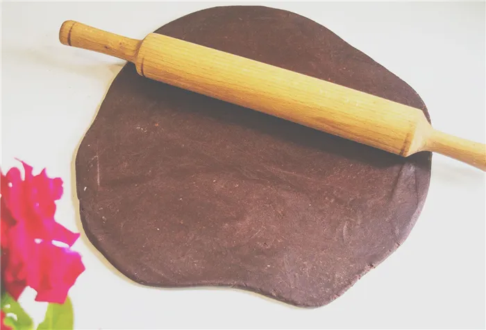 Раскатанное шоколадное песочное тесто