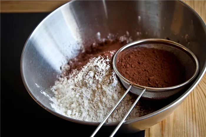 Смешивание ингредиентов для приготовления песочного печенья