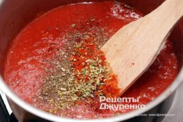 Добавить измельченную мякоть томатов и специи.