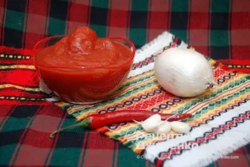 Домашний томатный соус готовится из мякоти помидоров.
