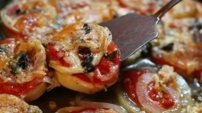 Кабачки, запеченные в духовке с луком и помидорами
