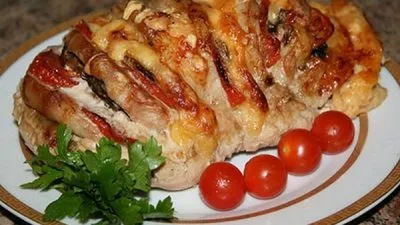 Мясо «Гармошка» с помидорами в духовке
