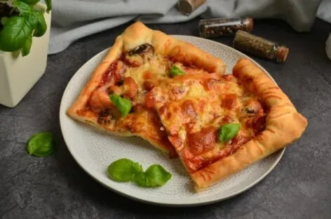 Пицца с сосисками и грибами
