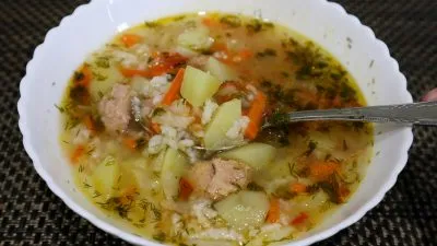 Суп из консервированного тунца с картофелем и рисом