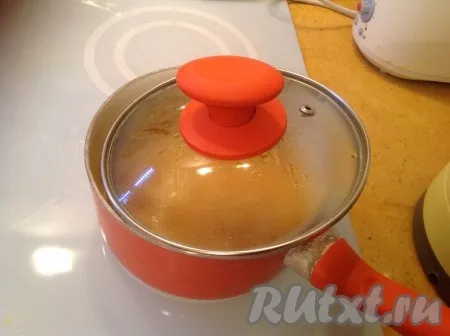Прикрыть крышкой и варить рис с куркумой на медленном огне 12 минут.