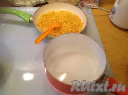 Тем временем закипела вода в кастрюльке. Выложить рис с куркумой в кастрюльку с кипящей водой и перемешать.