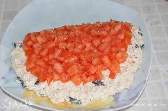 На большое плоское блюдо выложить салат в форме арбузной дольки. Для украшения: помидоры ложкой освободить от семян с соком и порезать мелким кубиком. Выложить на 