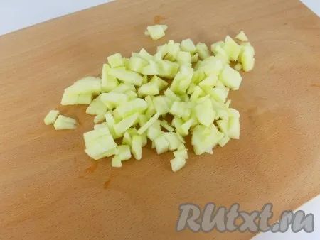 Яблоко очистить от кожуры и семян, нарезать маленькими кубиками.