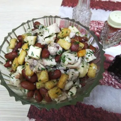 Салат с курицей и фасолью - рецепт с фото