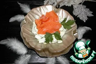 Рецепт: Салат из огурцов с красной рыбой