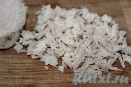 Остывшее куриное мясо мелко нарезать или разобрать на волокна. 