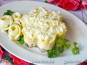 Слоеный салат «Невеста» с курицей и грибами 