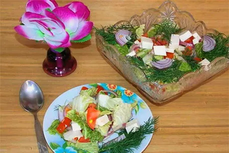 Греческий салат с брынзой и пекинской капустой