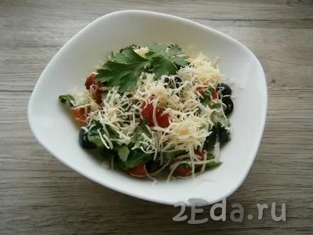 Выложить салат в салатник, посыпать сверху натертым на средней терке любым твердым сыром.