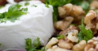 Салат с печеной фетой и грецкими орехами