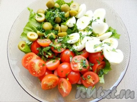 Мелко нарезать листья петрушки и мяты и добавить в салат.