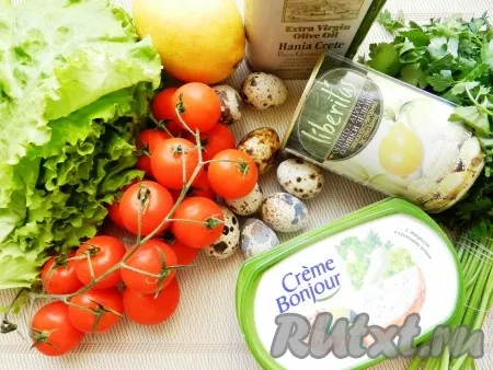 Ингредиенты для приготовления салата с помидорами, оливками и сыром